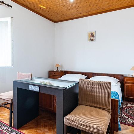 Apartments And Rooms With Parking Space Skrbcici, Krk - 21231 Екстериор снимка