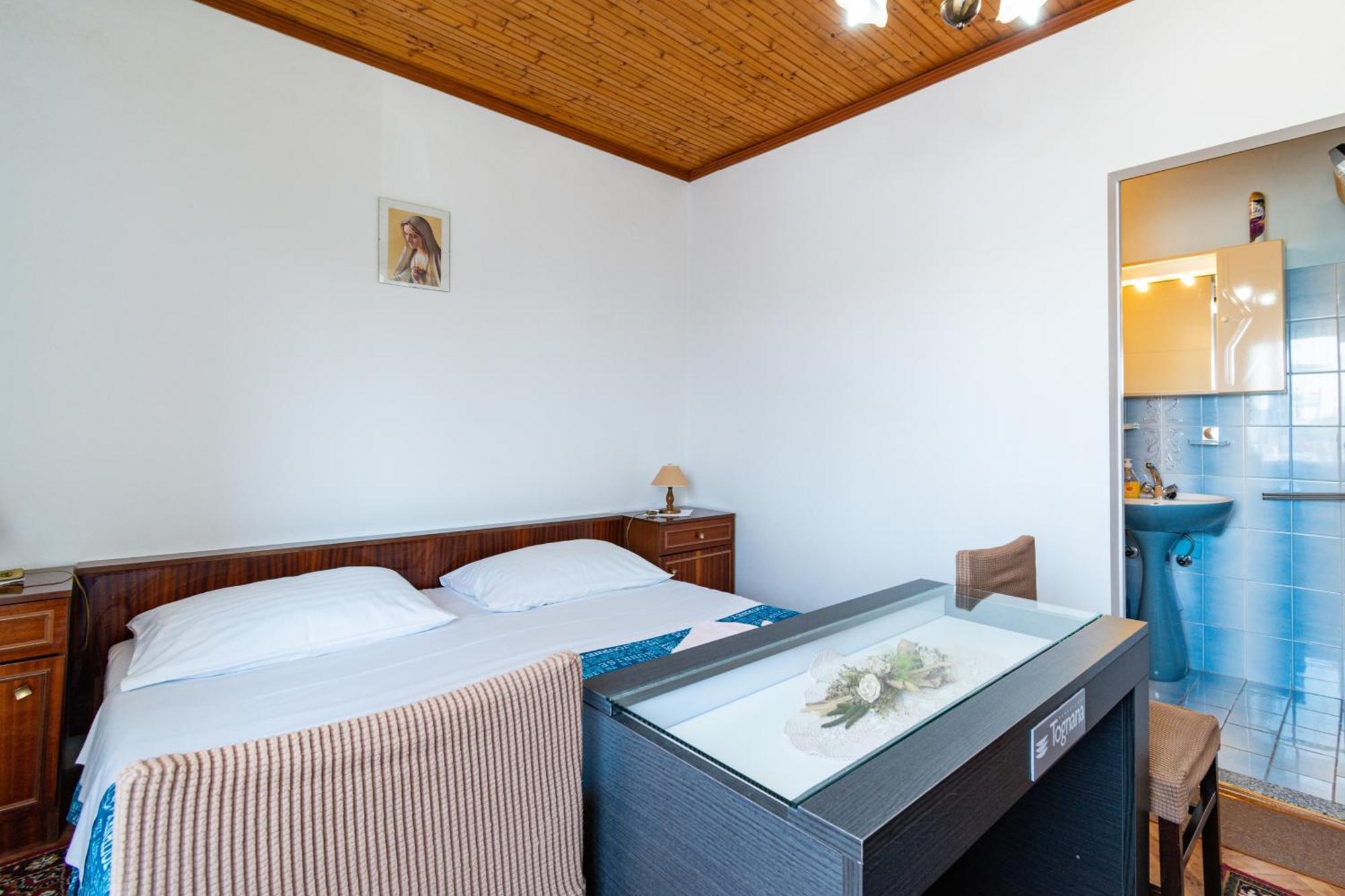 Apartments And Rooms With Parking Space Skrbcici, Krk - 21231 Стая снимка