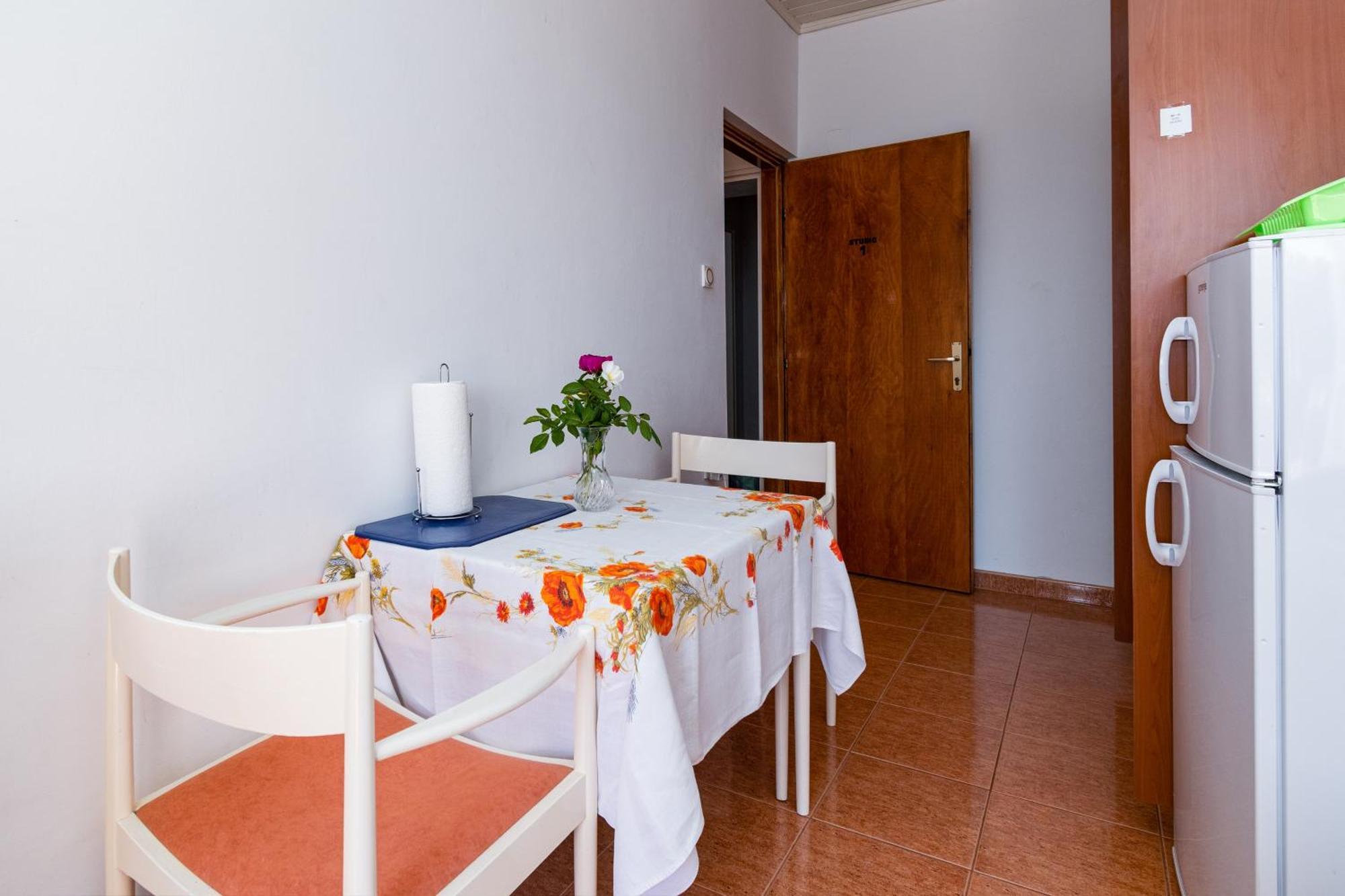 Apartments And Rooms With Parking Space Skrbcici, Krk - 21231 Стая снимка