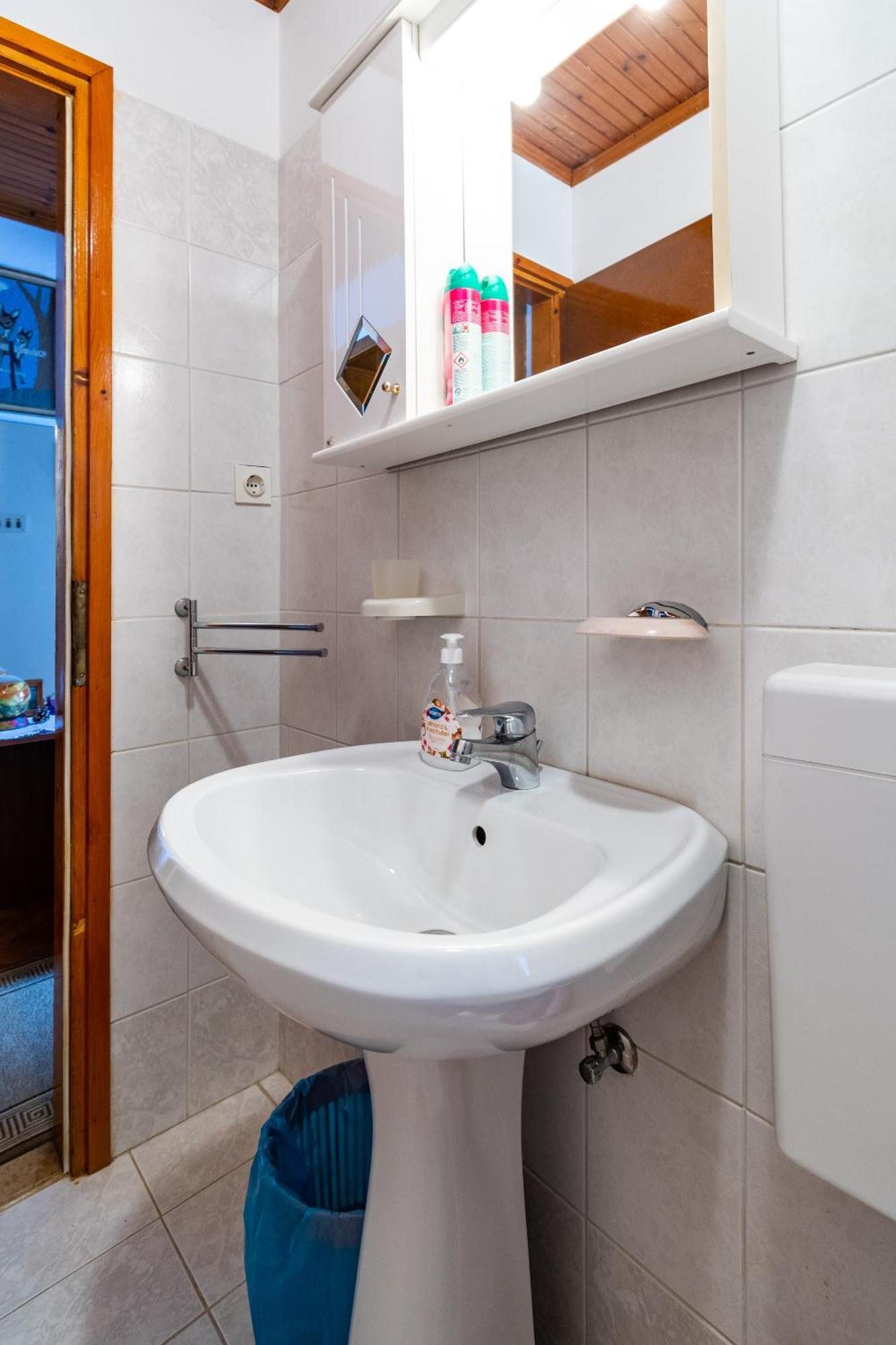 Apartments And Rooms With Parking Space Skrbcici, Krk - 21231 Стая снимка