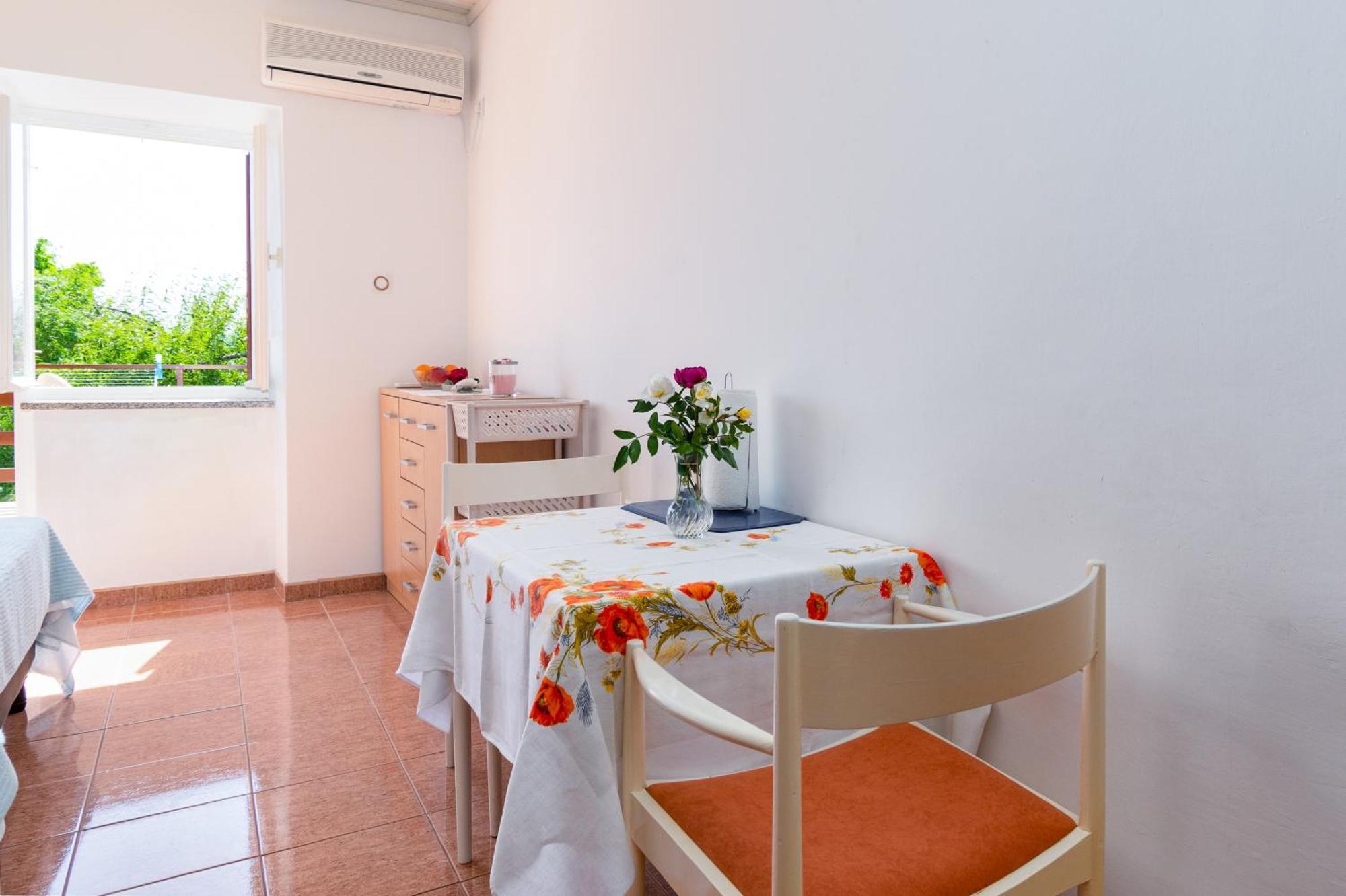 Apartments And Rooms With Parking Space Skrbcici, Krk - 21231 Стая снимка